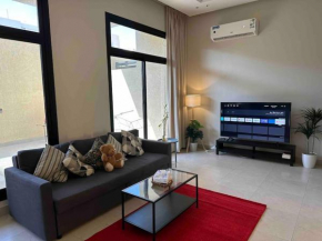 Fancy home W Pool,Gym &private Yard, 15min airpt